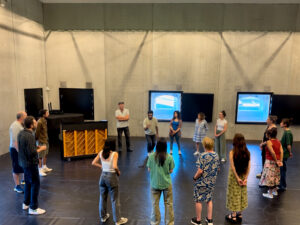 Groep van cirkelzangers in de theaterzaal van het wilde westen. 